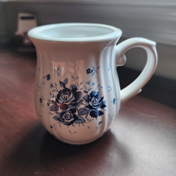 Ceramic white with blue roses cup - Picture 1 of 14